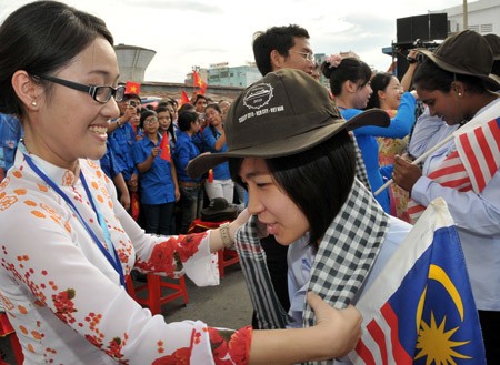 Representatives from Vietnam offer scarves as gifts to the Southeast Asian Youth Program’s members at the Saigon Port, HCMC on December 5. (Photo:SGGP)